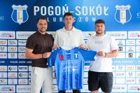 Dawid CZerny (na zdjęciu w środku) przenosi się z Broni Radom do Pogoni-Sokoła Lubaczów (fot. pogonsokol.pl)