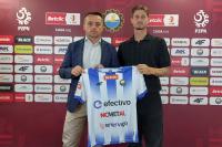Bartłomiej Kukułowicz (na zdjęciu z prawej) dołączył do Stali Mielec (fot. stalmielec.com)