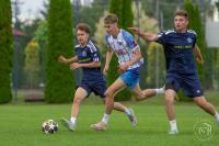 Błękitni Ropczyce (biało-błękitne stroje) pokonali Radomyślankę 5-1 w meczu sparingowym (fot. Jakub Gawron / facebook.com/mksblekitniropczyce)