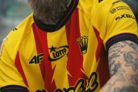 Tak wyglądają nowe stroje Korony Kielce (fot. YouTube / Korona Kielce)