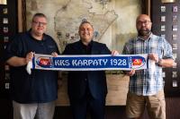 Hotel Restauracja Portius będzie wspierał Karpaty co najmniej przez najbliższe dwa lata. Na zdjęciu w środku nowy prezes Waldemar Wojnar (fot. facebook.com/KSKarpatyKrosno)