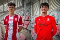 Kamil Chwałka (na zdjęciu z lewej) oraz Bartosz Gacek zostają w Resovii do 2028 roku (fot. cwks-resovia.pl)