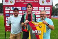 Maciej Wilki na zdjęciu w środku (fot. facebook.com/SokolKD)