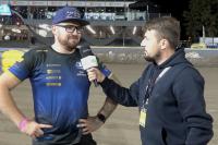 Na zdjęciu Adam Sułek, mechanik Dakar Development Stali Rzeszów, w rozmowie z Maciejem Decowskim-Niemcem.