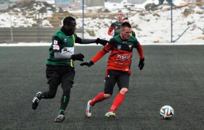 Siarka Tarnobrzeg (zielono-czarne stroje) przegrała z GKS-em Tychy 0-1. Na zdjęciu w barwach Siarki zawodnik testowany (fot. M. Rus / gkstychy.info) 