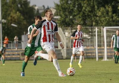 Resovia przegrała z Piastem Tuczempy w sparingu. Na zdjęciu z piłką Radosław Adamski.