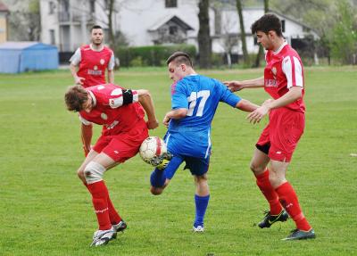 W sparingu Pogoni Leżajsk (czerwone stroje) z Sokołem Nisko padło aż 7 goli (fot. Tomasz Ciombor)