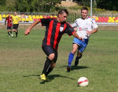 Grodziszczanka (czerwono-czarne stroje) zremisowała z KS-em Wiązownica 5-5 (fot. piastnowawies.pl)