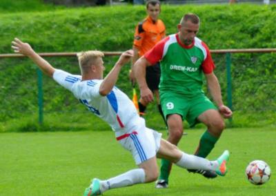 Piłkarze Cosmosu Nowotaniec ograli juniorów Karpat. Na zdjęciu z prawej Ireneusz Zarzyka (fot. cosmos.futbolowo.pl)