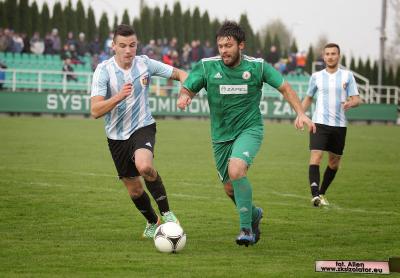 Piłkarze Izolatora Boguchwała (zielone stroje) zremisowali z JKS-em 2-2 (fot. zksizolator.eu)
