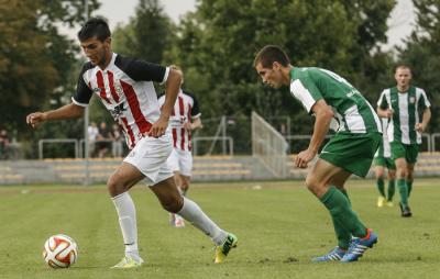 Sebastian Dziedzic (z piłką) strzelił jedynego gola dla Resovii w przegranym 1-4 sparingu z Garbarnią Kraków.