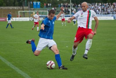 Damian Jędryas (z lewej) zerwał więzadła krzyżowe i czeka go pół roku przerwy (fot. stalrzeszow.pl)