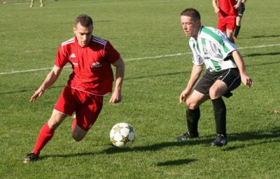 Sawa Sonina (czerwone stroje) pokonała MKS Kańczuga 1-0 (fot. piastnowawies.pl)