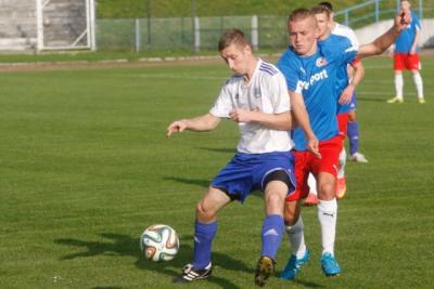 Piłkarze Bukowej Jastkowce (białe koszulki) bez większych problemów ograli niżej notowanego rywala (fot. mkspolonia.pl)