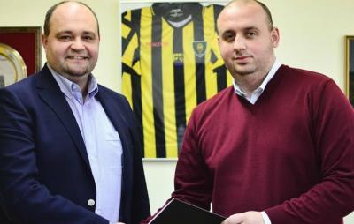 Na zdjęciu wiceprezes JKS-u Jarosław Maciej Głowa (z lewej) i Wojciech Cygan, prezes GKS-u Katowice (fot. gkskatowice.eu)