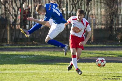 Orzeł Przeworsk (biało-czerwone stroje) wygrał z Stobierną 5-0 (fot. Tomasz Sowa)