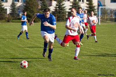 Orzeł Przeworsk (biało-czerwone stroje) wygrał z Tomasovią 1-0 (fot. Tomasz Sowa / archiwum)