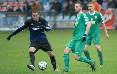 Orlęta Radzyń Podlaski (zielone stroje) wygrały w Jarosławiu 2-0.