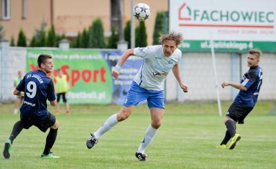 Dominik Bednarczyk (w środku) miał świetną okazję w końcówce, ale piłkę po jego uderzeniu głową z linii bramkowej wybił jeden z obrońców.  