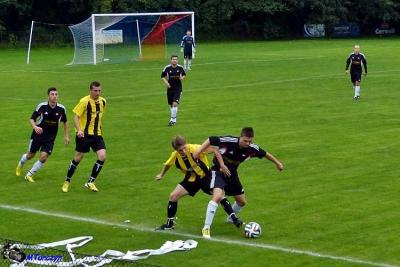 LKS Skołoszów (żółto-czarne stroje) zremisował 1-1 ze Stalą Nowa Dęba (fot. Mieczysław Turczyn)