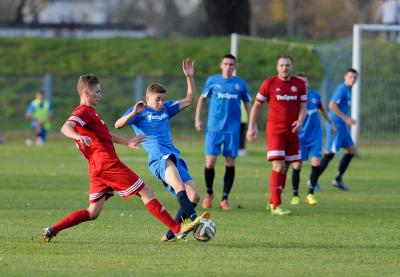 Polonia Przemyśl (niebieskie stroje) wygrała w Tuczempach 3-0.