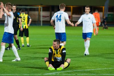Stal Mielec (biało-niebieskie stroje) pokonała Siarką 2-1 (fot. Grześko)