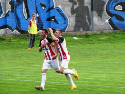 Na zdjęciu Piotr Szkolnik cieszy się ze zwycięskiej bramki (fot. Jakub Kwiecień)