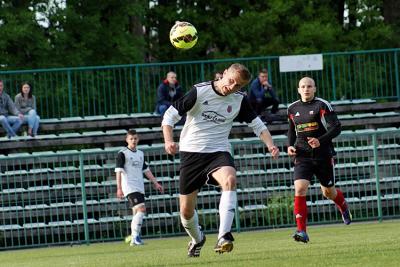 Piast Tuczempy (biało-czarne koszulki) do awansu potrzebuje już tylko punktu (fot. Mieczysław Turczyn)