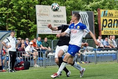 Stal Nowa Dęba (biebiesko-białe stroje) rozgromiła Bukową Jastowice 6-1 (fot. Mieczysław Turczyn)