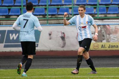 Bartłomiej Buczek (z prawej) nadal będzie bronił barw trzecioligowych Karpat Krosno (fot. Marcin Pirga)