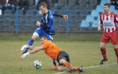 Daniel Furtak (pomarańczowa koszulka) jeszcze nie zdecydował, gdzie zagra w nadchodzącym sezonie. Być może będzie to Wólczanka (fot. przemysl.naszemiasto.pl)