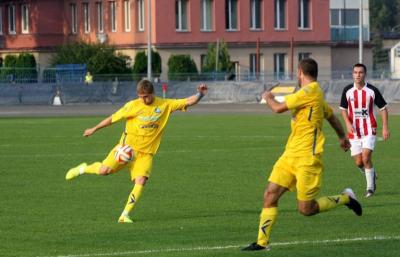 Piotr Murawski (na zdjęciu uderza piłkę) odchodzi ze Stali Rzeszów. Będzie wytępował w Olimpii Zambrów (fot. stalrzeszow.pl)