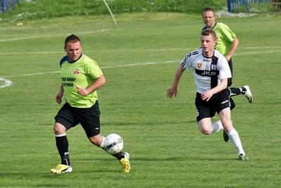 LKS Skołoszów (zielono-niebieskie stroje) już trenuje przed ligą (fot. Mieczysław Turczyn)