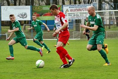 Orzeł Przeworsk (czerwono-białe stroje) przegrał z Crasnovią 1-2 (fot. Mieczysław Turczyn)