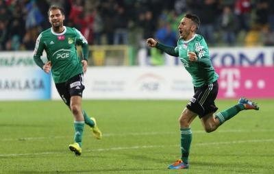 Andreja Prokić (na zdjęciu z prawej) cieszy się z gola, którego w sierpniu ubiegłego roku strzelił Górnikowi Zabrze.