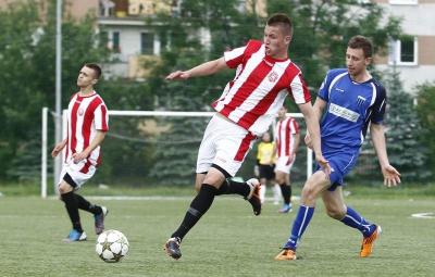 Dorian Buczek (z piłką) został zawodnikiem Siarki Tarnobrzeg.