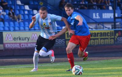 Karpaty Krosno (biało-niebieskie stroje) przegrały z Polonią Przemyśl 1-2 (fot. karpatykrosno.net)
