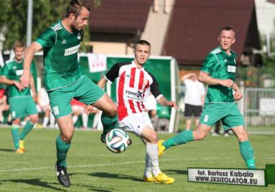 Resovia (biało-czerwone stroje) wygrała w Boguchwale 2-1 (fot. Bartosz Kabala / zksizolator.eu)
