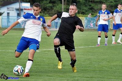 LKS Skołoszów (czarne stroje) nie zdołał pokonać beniaminka z Sokolników (fot. archiwum / Mieczysław Turczyn)