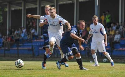 Piłkarze LKS-u Pisarowce (białe stroje) wygrali w Jastkowicach 2-1.
