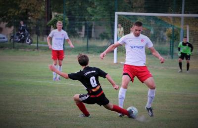 KS Wiązownica (biało-czerwone stroje) ograł Wisłokę Dębica aż 5-0 (fot. Natalia Styś / archiwum)
