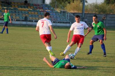 Bogusław Sierżęga (na zdjęciu z piłką) i jego koledzy z drużyny nie dali większych szans Sokołowi Sokolniki (fot. Natalia Styś / archiwum)