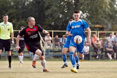San Wrzawy (niebieskie stroje) przegrał z KP Zarzecze 2-8 (fot. Piotr Morawski / morawskipiotr.pl / archiwum)