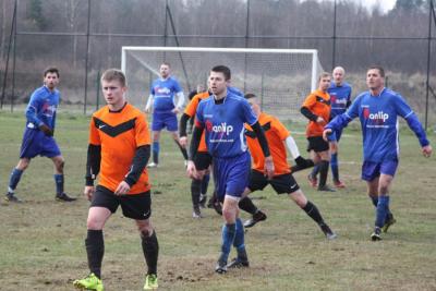 Bratek Brakowice (pomarańczow-czarne stroje) wygrał w Głogowie 3-1 (fot. kpzabajka.futbolowo.pl / archiwum)