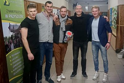 Zdjęcie z charytatywnego turnieju w Gorzycach. Od lewej: Kamil Tomczyszyn, Karol Herda (trener bramkarzy Motoru Lublin), Staszek Wierzgacz, Krzysztof Żukowski (były bramkarz Karpat Krosno, dziś Motor Lublin) i Mateusz Prus.