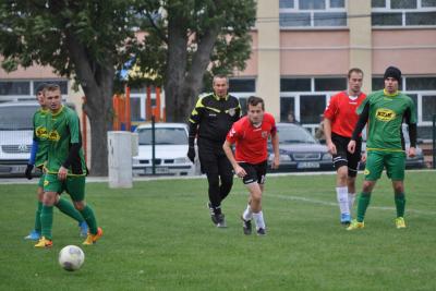 Szarotka Rogóżno w czerwono-czarnych strojach (fot. szarotkarogozno.futbolowo.pl)