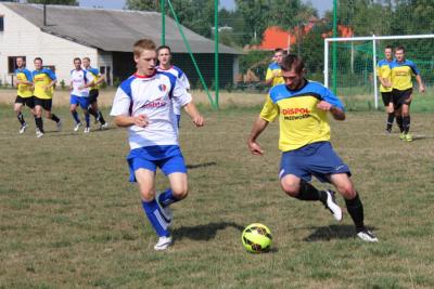 Sokół Studzian w niebiesko-żółtych koszulkach (fot. zurawiczki.futbolowo.pl)