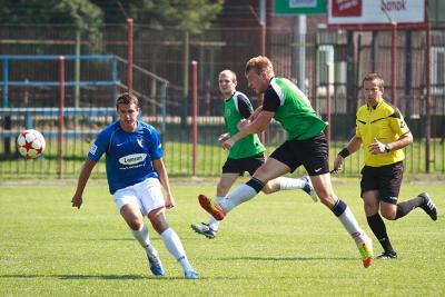 Iskra Jawornik Polski (zielono-czarne stroje) w sparingowym starciu ze Stalą Sanok, jeszcze w 2013 roku (fot. Tomasz Sowa)
