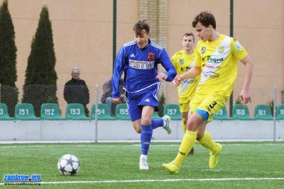 Mateusz Gul (z lewej, jeszcze w barwach Olimpii Zambrów) był na testach w Siarce Tarnobrzeg. Teraz sprawdza go Lechia Tomaszów Mazowiecki (fot. zambrow.org)