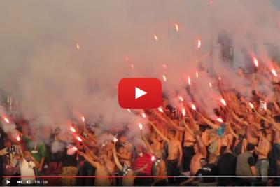 Mecz Karpaty Krosno z Widzewem Łódź, z okazji 85-lecia podkarpackiego klubu w październiku 2013 roku, przyciągnął na trybuny sporo kibiców (fot. youtube.com)